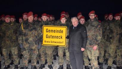 Bild: bnr
Die Verbundenheit der Gemeinde Guteneck mit der Patenkompanie 2/4 aus Pfreimd soll das Ortsschild von Guteneck zum Ausdruck bringen. Bürgermeister Hans Wilhelm übergab das Schild an Kompaniefeldwebel Wolfgang Spickenreuther und Kompaniechef Major Maik Klebs.