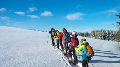 Bild: exb
Ob auf Skiern, mit Hund oder wie hier mit Schneeschuhen, die Winterwandertage am Ochsenkopf sprechen alle Naturliebhaber an.