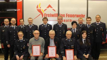 Bild: soj
Ehrungen für 50 Jahre Treue sowie 30, 20 und 10 Jahre aktiven Dienst stehen bei der Ebnather Feuerwehr an: (vorne von links) Daniel Wartinger, Heinrich Ritter, Josef Schüller, Hans-Jürgen Enders, Franziska Käß, (hinten von links) Ehrenkreisbrandmeister Martin Englmann, Michael Knott, Kreisbrandmeister Peter Prechtl, Kommandant Gerhard Horn, Hannes Philbert, Markus Becher, Bianca Käß, Vorsitzender Thomas Pelzer, Sebastian Bayer sowie Florian Pöllath.