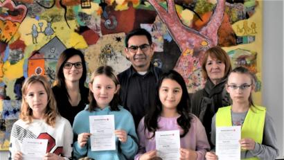 Bild: rgr
Schulkinder der 6. und 7. Klasse der Mittelschule Grafenwöhr wurden zu Ersthelfern ausgebildet. Sie erhielten ihre Urkunden von Rektor Thomas Schmidt. Mit dabei waren auch Konrektorin Ruth Seitz (rechts oben) und Lehrerin Teresa Bertelshofer (links oben).