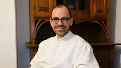 Bild: do
In Berlin und Bayreuth zu Hause und im Kloster Speinshart daheim. Pater Dr. Benedikt Röder hat die Balance zwischen der Seelsorgetätigkeit bei der Bundespolizei und dem Wirken als Chorherr der Prämonstratenser-Abtei Speinshart gefunden.