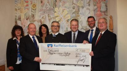 Bild: Regens Wagner/Rädle
Über einen Scheck im Wert von 1000 Euro und eine Spende von weiteren 1000 Euro freuen sich der Vorsitzende des Regens-Wagner-Fördervereins, Landrat Richard Reisinger (Dritter von rechts), Schatzmeisterin Elke Kormann (Zweite von links) und Gesamtleiter Peter Miltenberger (rechts). Überreicht wird der Scheck von Raiffeisenbank-Vorstandsvorsitzendem Frank-Eckhard Kirchhof (links), Franz Penker (Mitte) vom Genossenschaftsverband sowie Raiffeisenvorstand Michael Sommer (Zweiter von rechts).