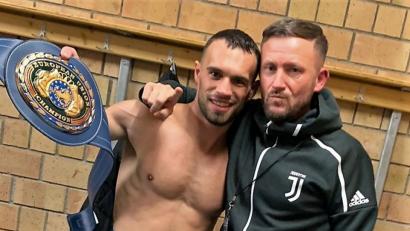 Bild: exb
Boxer Timo Schwarzkopf (links) holt sich den Europameistertitel. Da darf natürlich sein Arzt und Mental-Coach Dr. Markus-Johannes Rueth nicht fehlen.