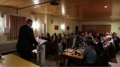 Bild: Würth, Wolfgang
Landtagsabgeordneter Roland Magerl (links) spricht zu den Besuchern des AfD-Neujahrsempfangs am Sonntag in Wackersdorf. Am Tisch rechts sitzen sein Parlamentskollege Stefan Löw und die Bundestagsabgeordnete Corinna Miazga.