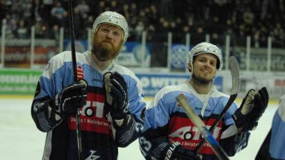 Bild: gb
Der zweifache Torschütze Tomas Rubes (rechts) und Kapitän Ralf Herbst bei der Ehrenrunde: Die Blue Devils besiegten am Sonntagabend den ECDC Memmingen mit 3:1.