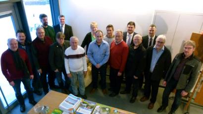 Bild: rn
Bürgermeister, Stadträte und Repräsentanten der Sparkasse dankten Byörn Ludin (Fünfter von rechts) für die Übernahme
des Betriebs im "Hexenhäusl".