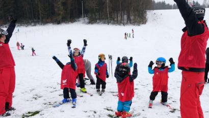Bild: mab
Da hatten alle ihren Spaß: Skilehrer und Bambini gleichermaßen.
