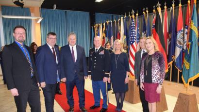 Bild: bö
Gute Partnerschaft auch im Jahr 2019 wünschten sich beim Neujahrsempfang der US Army in Hohenfels Landrat Richard Reisinger (Dritter von links), Oberst Joseph Hilbert (Vierter von links) und Deputy Garrison Manager Michael Mathews (Zweiter von rechts.) Zu den Gästen gehörten auch (von links) die Bürgermeister Florian Junkes (Hohenburg) und Peter Braun (Schmidmühlen).