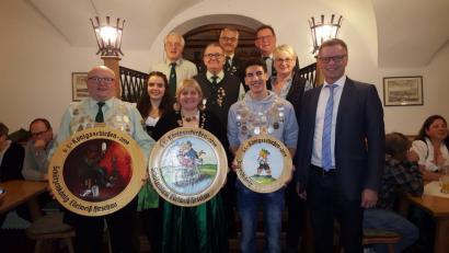 Bild: vt
Die neuen Würdenträgern und ihr Gefolge von Edelweiß Hirschau (von links): Josef Maier, Sonja Groth, Franz Dorfner, Johanna Bauer, Wolfgang Borisch, Schützenmeister Günter Heidl, Jacob Schwab, Richard Schwarz, Brigitte Schwarz und Bürgermeister Hermann Falk.