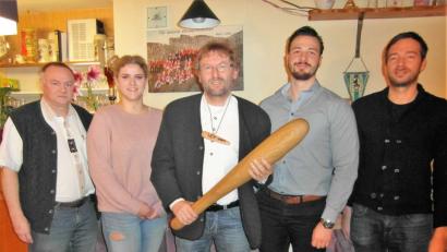Bild: hl
Die große „Waldecker Keule“ erhält zweiter Bürgermeister Hermann Schraml (Mitte) von seinem Vorgänger Klaus Scherer (links). Die kleine Version hängen ihm Prinzessin Laura I., Prinz Florian II. und WCV-Präsident Klaus Wegmann (von links) um.