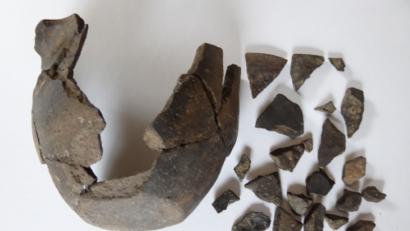 Bild: ken
Die Teile des Gefäßes, einige davon bereits zusammengefügt.