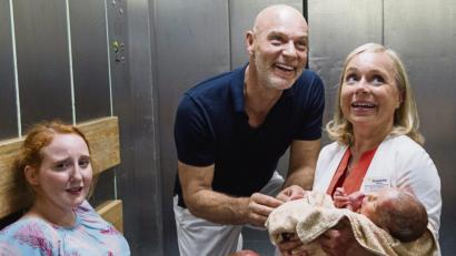 Bild: Markus Fenchel / ZDF
An der Seite von Christine Urspruch und Simon Licht spielt Christine Baumer (links) in der Serie „Dr. Klein“ eine werdende Mutter.