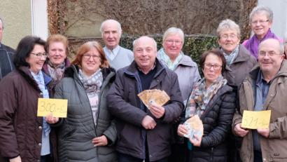 Bild: ibj
Große Freude herrscht bei den BanAbo-Austrägern und Organisator Josef Hirsch (Zweiter von rechts) über die Spende zugunsten der Bananenbauern.