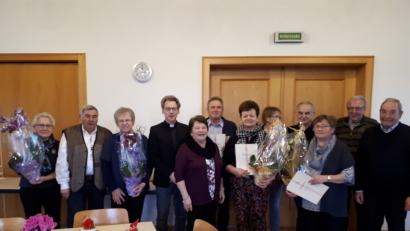 Bild: mma
Der Vorstand der Hahnbacher KAB dankt den geehrten Mitgliedern für ihre 40-jährige Treue.