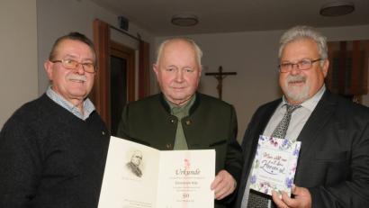Bild: bey
Vorsitzender Wolfgang Eimer (links) und Pfarrer Arnold Pirner (rechts) ehren Emmeram Käs für seine 50-jährige Mitgliedschaft bei der KAB Luhe.