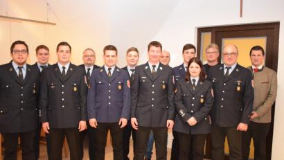 Bild: bnr
Die Feuerwehr Söllitz hat eine neue Führungsmannschaft gewählt. Im Bild vordere Reihe von links:2.Vorstand Sebastian Dillig, 1. Vorstand Michael Kalb, 1. Kommandant Stefan Hösl, 2. Kommandant Martin Müller, Schriftführerin Katharina Sandmann, Kassenwart Alexander Prem.