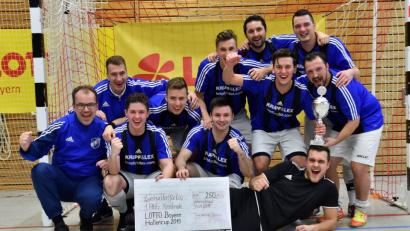 Bild: A. Schwarzmeier
Der ausgelassene Jubel ist völlig berechtigt: Die SG Etzenricht II/Luhe-Wildenau II marschierte mit fünf Siegen durch die Endrunde der Futsal-Kreismeisterschaft und holte verdient den Titel.