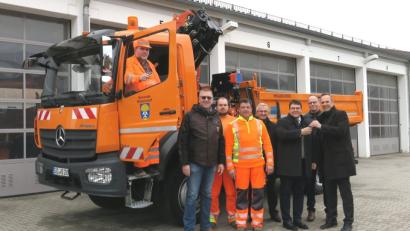 Bild: Hirsch
Die Firmenvertreter überreichten Bürgermeister Thomas Falter (Dritter von rechts) die Schlüssel für den neuen Lkw. Dieser gab sie an die Fahrer weiter.
