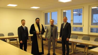 Bild: sei
Besonders wichtig ist den Markträten auch der Segen für das Sitzungszimmer den (von links) Pfarrer Andreas Ruhs und Pfarrer Bruno Kasongo Ndala im Beisein von Architekt Sebastian Grundler und stellvertretendem Bürgermeister Richard Kammerer erteilen.