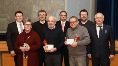 Bild: njn
Pfarrer Martin Besold (Dritter von links), Kirchenpfleger Alfons Meierhöfer (rechts) und Pfarrgemeinderatsvorsitzender Holger Popp (links) danken den ausgeschiedenen Kirchenverwaltungsmitgliedern Agnes Hecht (Zweite von links), Stefan Stock, Josef Bollmann (Vierter und Zweiter von rechts) sowie Kommunionhelfer Peter Gerolstein (Vierter von links) und Hausmeister Gerhard Etterer (Dritter von rechts) für ihr Engagement.