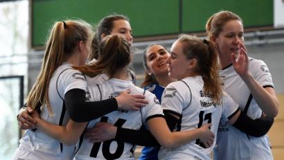 Bild: A. Schwarzmeier
Die Volleyballerinnen des TB Weiden bleiben im „Umarmungsmodus“: Mit zwei Heimsiegen über die SV Grafenwöhr und den VC Schwandorf untermauerten die Nordoberpfälzerinnen den zweiten Platz in der Landesliga Nordost.