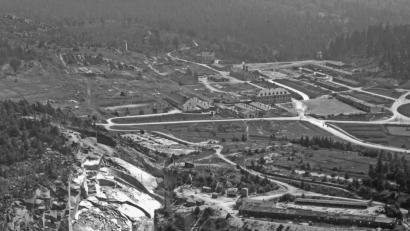 Archivbild: Gemeinde Flossenbürg
Eine Impression aus der Nachkriegsgeschiche vom Bereich Wurmstein-Bruch, auch Osti-Steinbruch genannt. Im Hintergrund das Gelände des ehemaligen KZ-Lagers. Über die Zukunft des Areals wird momentan kontrovers diskutiert.