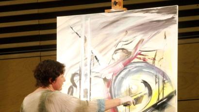 Bild: Hirsch
Barbara Clear zeigte dem Publikum, wie ihre Kunstwerke entstehen.