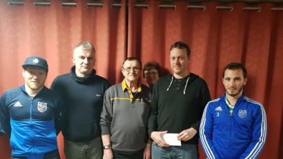 Bild: adj
Florian Lindnder (Zweiter von rechts) hat beim Preisschafkopf der SV-Fußballer das beste Blatt.
