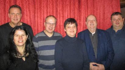 Bild: exb
Die SPD-Stadträte Robert Christ, Monika Gerl, Hubert Rosner, Angela Baumgartner (von links) und Helmut Zeitler (rechts) mit SPD-Kreistagsfraktionssprecher Rainer Fischer beim Treffen im Gasthaus „Goldener Hahn“.