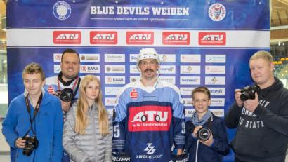 Bild: jzk
Realschullehrer Tobias Neubert (Zweiter von links) führt die Schüler der AG „Schulfotografie“ in die Geheimnisse der Sportfotografie ein.