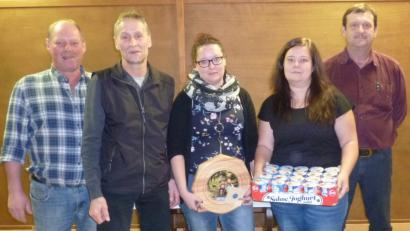 Bild: mkj
Die Schützenmeister Helmut Werner (rechts) und Michael Knott (Zweiter von links) sowie Schießwart Heinz Glaser (links) gratulierten der Siegerin des Preisschießens, Kerstin Werner (Zweite von rechts), und Ehrenscheiben-Gewinnerin Corinna Werner.