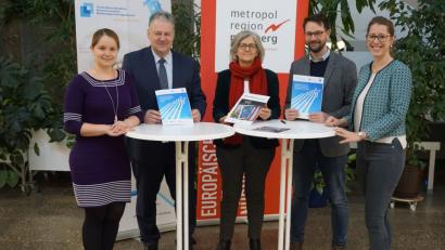 Bild: Herbert Amann, VHS Amberg-Sulzbach
Volkshochschul-Leiterin Julia Wolfsteiner, Landrat Richard Reisinger, Christa Standecker, Geschäftsführerin Metropolregion Nürnberg, Florian Neumann und Sophie Münch (von links) von der Transferagentur Bayern Nord freuen sich über die Verlängerung der Zielvereinbarung.