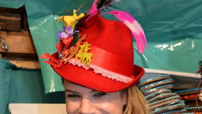 Bild:  Felix Hörhager/dpa
Schauspielerin Silke Popp, die aus Arzberg stammt, sitzt bei der Fränkischen Witze-Meisterschaft unter anderem in der Jury.