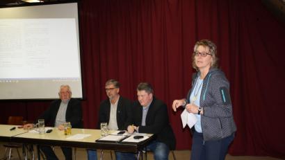 Bild: bjp
Eine Vorbildwirkung des Trabitzer Nahwärmeprojekts erwarten (von links) die "Bürgerenergie"-Vorstände Udo Greim und Johann Mayer"NEW"-Geschäftsführer Bernhard Schmidt und Bürgermeisterin Carmen Pepiuk. Bild: bjp