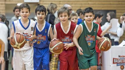 Bild: exb
Die jungen Teilnehmer bekommen - nachdem sie die Übungen im Parcours absolviert haben - ein Basketballtrikot.