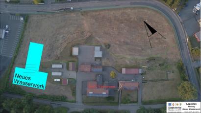 Bild: Stadtwerke Weiden
Stattliche 23193 Quadratmeter misst das Grundstück der Stadtwerke, auf dem seit 1934 auch das alte Wasserwerk steht. Westlich vom Altbau, zu dem auch Werkwohnungen gehören, entsteht die neue Anlage. Da Abstandsflächen ein- und eine Naturdenkmal zu erhalten sind, verbleiben auf dem Areal nur rund 18500 Quadratmeter zur Bebauung.