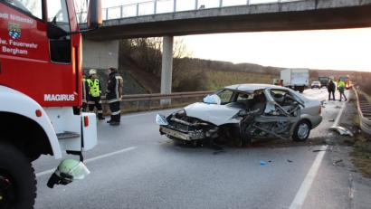 Bild: Thomas Dobler
Der Ford Focus des jungen Regensburgers hatte nach der Kollision auf der Bundesstraße 16 bei Nittenau nur noch Schrottwert.
