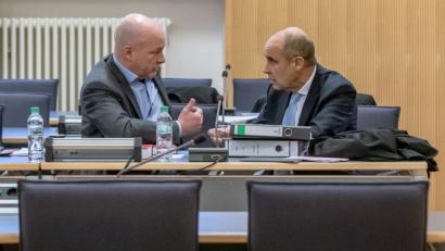 Archivbild: Armin Weigel/dpa
Joachim Wolbergs (SPD, links), der suspendierte Oberbürgermeister von Regensburg, spricht im Gerichtssaal des Landgerichts mit seinem Verteidiger Peter Witting.