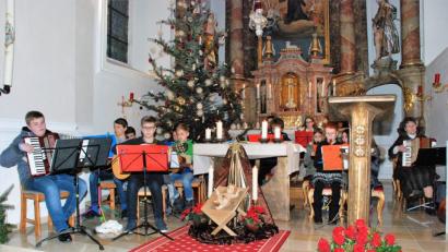 Bild: sche
Die jungen Musikanten aus Aschach bereiten den Kirchenbesuchern eine besinnliche musikalische Stunde.