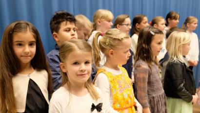 Bild: do
Liegt der musikalische Schwerpunkt nach Gründung der Schule bei Blockflöten- und Akkordeonunterricht, schenken die Verantwortlichen im Laufe der Jahre dem Vokalunterricht viel Aufmerksamkeit. In zahlreichen Konzerten demonstrieren die Kinder und Jugendlichen unbeschwertes Singen.