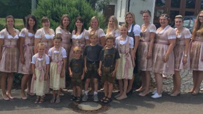Bild: exb
Zahlreiche Festdamen, Festmädchen und -buben geben zusammen mit der Festmutter Ramona Schmitzer (Sechste von rechts) dem Feuerwehrfest eine besondere Note.