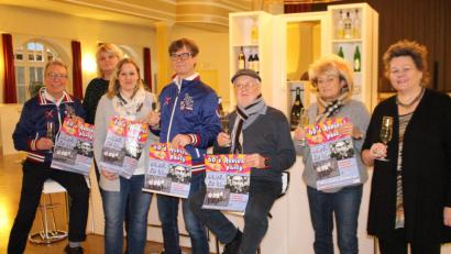 Bild: Lowak
Zum neunten Mal steigt am Rosenmontag die "60's Revival Party". Darauf freuen sich Reinhold Wildenauer (von links), Getrud Wittmann, Susanne Hirmer, Horst Petzold, Charlie Hero, Ella Voit und Petra Vorsatz.