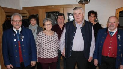 Bild: soj
Viele Gäste kamen in den Gasthof Bergblick, um mit Hubert Schindler seinen 70.Geburtstag zu feiern. (V.L) Hans-Jürgen Enders, Tochter Monika, Ehefrau Elisabeth, Schwiegersohn Armin Voit, Jubilar Hubert Schindler, Tochter Elvira, Dietmar Anzer.