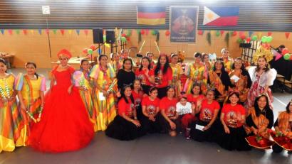 Bild: hai
Die Tanzgruppe Hof (Mitte) gewinnt die Premiere des Sinulog Dance Contests, gefolgt von Augsburg (links) und Passau (rechts).