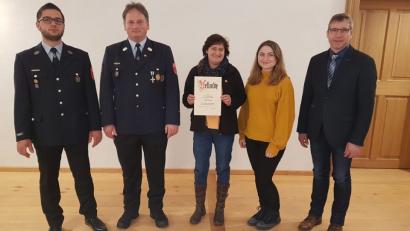 Bild: gi
Die Feuerwehr Burgtreswitz mit Vorsitzenden Kilian Völkl, Kommandanten Peter Hartinger und Bürgermeister Hermann Ach (von links) gratulieren und freuen sich über die Neuaufnahme.