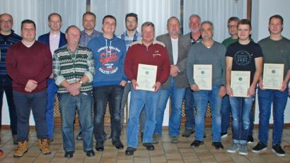 Bild: wee
Die Jahreshauptversammlung des Sportanglerbundes Wernberg-Köblitz bot den passenden Rahmen, um langjährige und verdiente Mitglieder zu ehren – hier zusammen im Bild mit dem Vorsitzenden Markus Schwarzbauer und Bürgermeister Konrad Kiener.