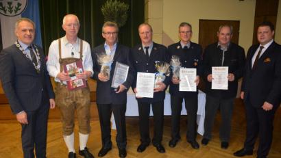 Bild: jr
Jahrzehntelanges ehrenamtliches Engagement in den Vereinen würdigt die Stadt Mitterteich beim Neujahrsempfang. Im Bild (von links) Bürgermeister Roland Grillmeier, Oliver Lipfert, Peter Röder, Johannes Meierhöfer, Theo Meierhöfer, Josef Schwägerl und zweiten Bürgermeister Stefan Grillmeier.