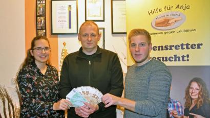 Bild: ü
Mit einer ganzen Handvoll grüner und brauner Geldscheine überraschen Magdalena Maul (links) und Felix Schraml (von rechts) von der Katholischen Landjugend Thurndorf Michael Sporrer, den Vorsitzenden des Vereins „Hilfe für Anja“. Das Geld aus der Christbaumversteigerung soll der Gewinnung neuer Stammzellspender dienen.