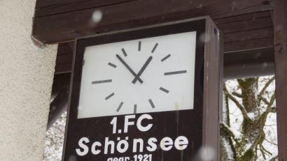Bild: mmj
Die Uhr am Sportheim des FC Schönsee ist zwar längst stehengeblieben, doch für den Verein soll die Zeit nicht abgelaufen sein. Der aktuelle Notvorstand Albert Hecker hofft, dass wieder Mitglieder Verantwortung übernehmen, um die fast 100 Jahre alte Gruppierung weiterzuführen.