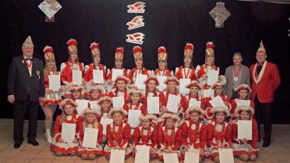 Bild: sön
An 26 Mitglieder dar Kinder-, Jugend- und Prinzengarde der Narrhalla Rot-Weiß-Gold konnte Manfred Enders, Mitglied im Präsidium des Landesverbands Ostbayern im Bund Deutscher Karneval , Gardeleistungsabzeichen überreichen. Präsident Daniel Kellner und 2. Bürgermeister Josef Weinfurtner (von rechts) gratulierten.